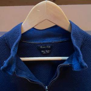 En snygg tröja från Massimo Dutti i kashmir och bomull! Storlek L men sitter mer som en M.  Bara att höra av sig vid fler frågor!🙌