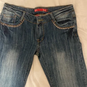 Low waist jeans - Köpta secondhand men inte använt då de inte passade, bra skick, lite utsvängda, strechiga, midjan 41,5 cm rakt över, inner ben 78 cm.