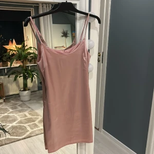 Klänning  - Klänning från missguided. Köpte klänningen på plick. Kommer ej till användning och för kort för mig som är 164. Frakten betalar köparen själv 