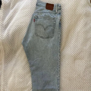 Levis 501 - Levis 501 i super fint skicka Storlek W27 L26 (motsvarar S-M) Säljer för att de inte passar mig längre. 