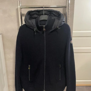 Moncler Cardigan - Säljer denna feta cardigan i storlek L med passar som M. Den är i riktigt bra skick, inga märken! 