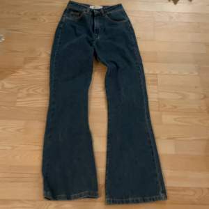 Säljer dessa så snygga Les Coyotes De Paris jeans.💗De är i nyskick då de endast är använda 2 gånger, säljer för 500 kr, storlek 14 år men passar dig som är 12 år!💗Köparen står för frakten, jag kan mötas upp!