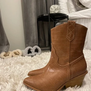 Cowboy boots - Säljer dessa super snygga bruna cowboy bootsen med mönster🌺