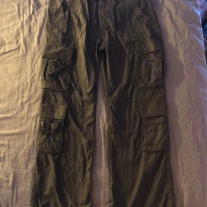 Baggy cargopants från Bandit - Riktigt coola charcoal-grå baggy cargopants med vintage-feel från märket Bandit. Superbra skick. Storlek: S.