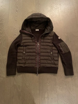 Moncler Cardigan -  Nfc/Qr Code finns⭐️ Använd fåtal Gånger Strl S/Xs Om ni har fler frågor eller funderingar är det bara att höra av sig!⭐️