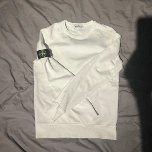 Stone Island Crewneck - Tröjan är använd men fortfarande i nyskick. Storlek M