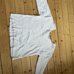 Stickad tröja - Stickad off the shoulder från lager 157, kommer inte till användning längre men är i perfekt skick. Skönt och andningsbart material som är perfekt till sommaren