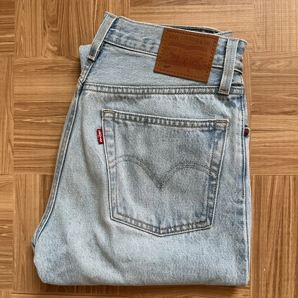 Jeans från Levis i modellen 501. Använda 3 gånger men säljer då de blivit för små för mig. Nypris 1099kr.. Jeans & Byxor.