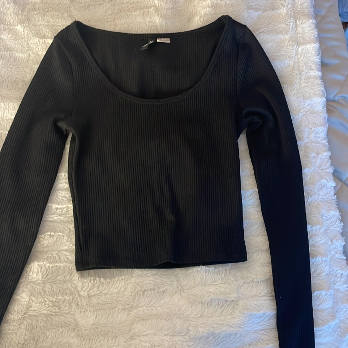 Svart ribbad långärmad magtröja med urigning  - 90