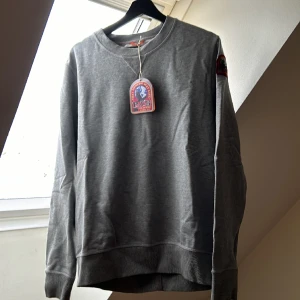 Parajumpers tröja - Säljer äkta helt oanvänt plagg ifrån parajumper i storlek Large. Lapparna är inte avtagna. Nypris ca 2500kr. Köpt i butik på triangeln, kvitto finns. Kan sänka priset vid snabb marknad. 