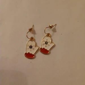 Jul örhängen med hänge av en vante . - Helt nya och oanvända örhängen med hänge av en vante i metall .hämtas i Skene alt skickas .