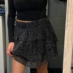 Glittrig kjol från ONLY i storlek S. Knappt använd