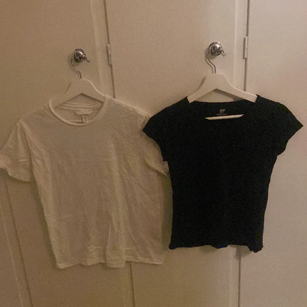 Två t-shirts från H&M. Den vita är i storlek xs och den svarta är i storlek 158/164. Båda är i bra skick. . T-shirts.