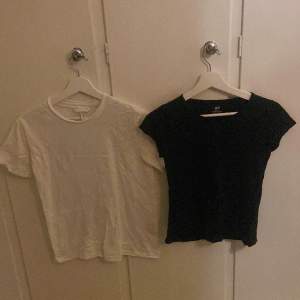 Två t-shirts från H&M. Den vita är i storlek xs och den svarta är i storlek 158/164. Båda är i bra skick. 