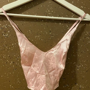 Gullig topp - Aldrig använd topp från Shein. Axellbanden är justerbara.
