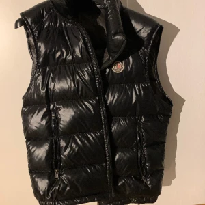 Moncler väst - Säljer moncler väst (äkta såklart) köpte den till min bror men inte hans stil. Det är modellen bormes. I size 2. Pris går att diskuteras 