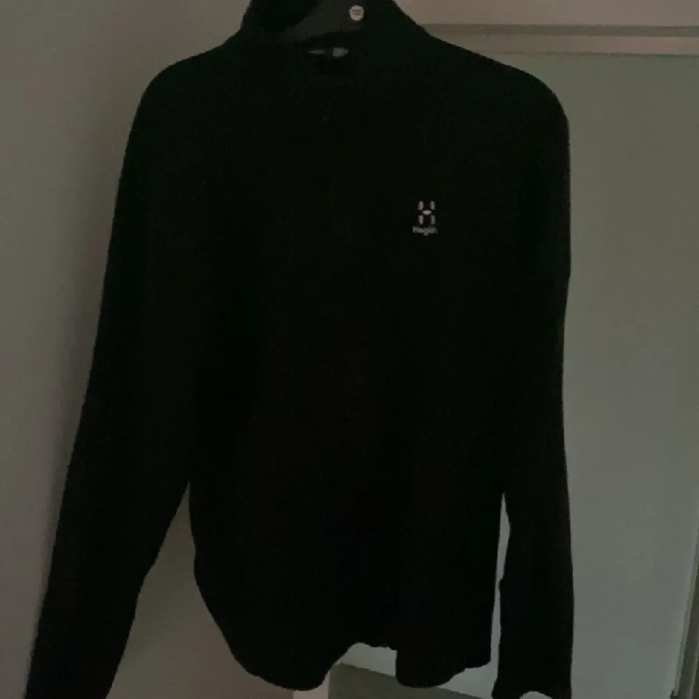 Tjena! Säljer en riktigt skön haglöfs zip flis tröja i size L sitter som M conditon 8/10 . Tröjor & Koftor.