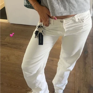 Vita jeans  - Vita raka jeans, passar jättebra nu till våren🤍 