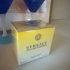 Säljer den här oöppnade parfymen från Versace. Lukten heter Yellow Diamond och luktar fräscht och lite somrigt . Nypris i butik är 850kr