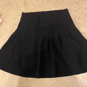 Kjol  - Kjol i bra skick änväda 1gång på ett kalas. Känner att det inte riktigt passar in i min garderob❤️