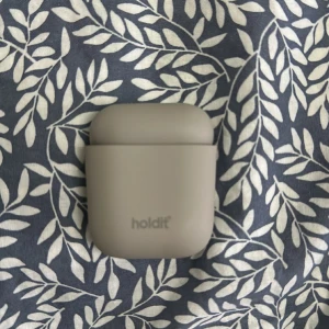 Holdit Airpods skal - Jättefint skal till Airpods gen 1/2, aldrig använd då jag har använt ett annat skal under tiden. Nypris 149kr