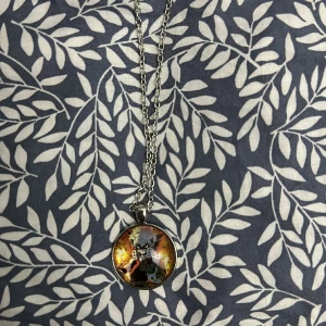 Bakugo halsband - Säljer ett halsband med motiv av Bakugo från ”My hero academia/Boku no hero academia” Oanvänd!