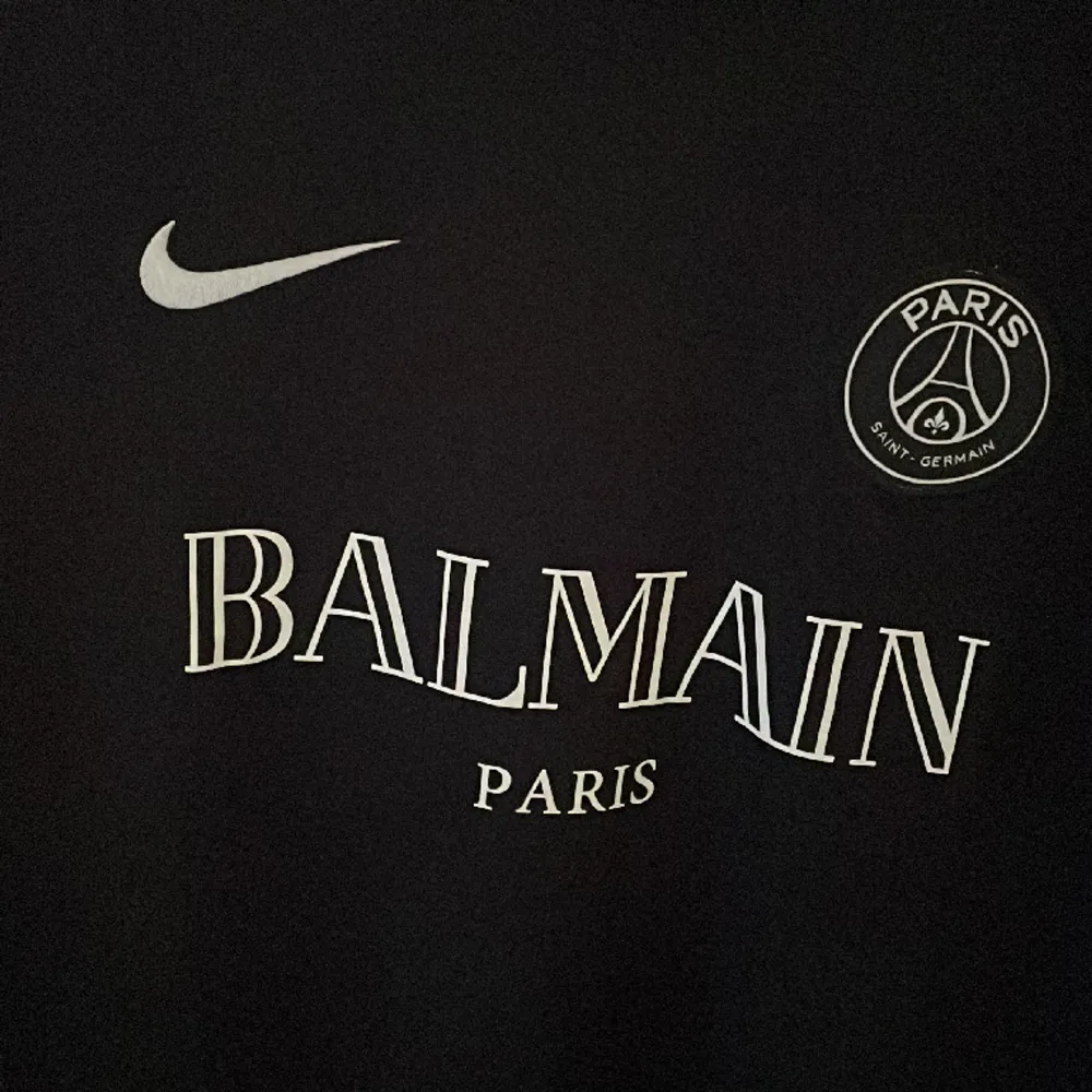 Psg x Balmain t-shirt. Pris 399kr. Storlek S. T-shirts.