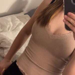 Spetslinne - Supersnyggt linne med spets från new yorker, nästan aldrig använd💞