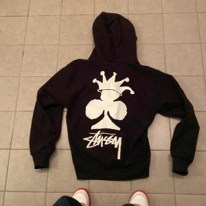 STUSSY HOODIE // S - Hej! Säljer min favorit hoodie från stussy. Nypris: 220$. Köpt helt ny här på Plick och bara använd i ca, 2 veckor och är i storlek S. Om det är något du undrar så är det bara att skriva!😀