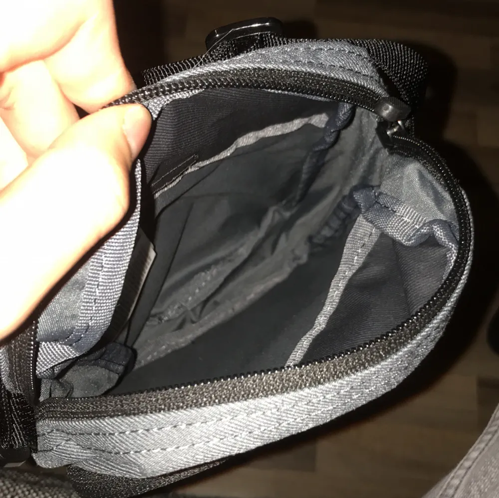 Hej nu säljer Nike axelrem väska då den bara ligger och släppar. Där har ALDRIG används . Väskor.