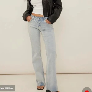 Lågmidjade bootcut jeans!! - Säljer nu mina Lågmidjade jeans från NAKD i stl 34. De är lite för långa för mig (jag är 1.65 cm) så därmed säljer jag dom eftersom det aldrig kommer till användning. Jättebra skick då de endast är använda 3-4 gånger.  