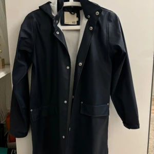 Regnjacka  - Från Lager 157. Barnstorlek. Passas XS/S 