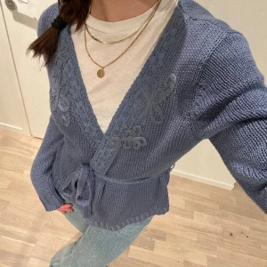 Fin kofta - Superfin och gulligkofta med midjeband. Är i så fin blå färg och är väldigt mjuk och skön. Är från märket isolde och är i storleken M, men passar även mig som e S där man reglerar midjan med bandet.