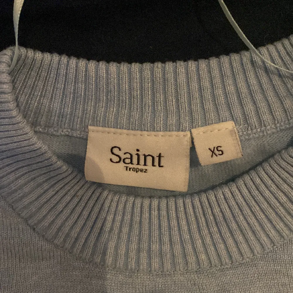 Tunn ljusblå stickad tröja från Saint Tropez i xs men har krympt lite i ärmarna, original pris 345 kr❤️. Neuleet.