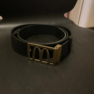 McDonald's skärp - 140cm, justerbart.  Lätt använt, bra skick.  