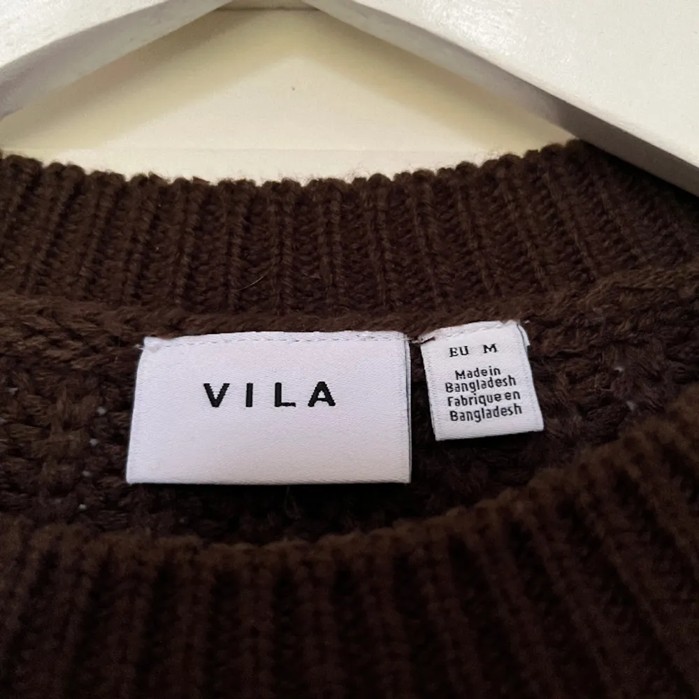 Jättefin stickad tröja från VILA 🤎 knappt aldrig använd - väldigt bra skick 🤎Storlek M 🤎 . Tröjor & Koftor.