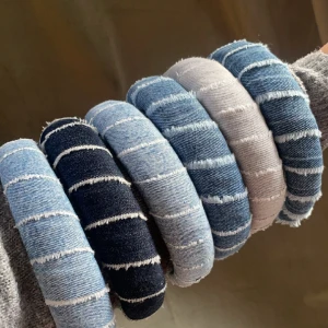 Diadem - Handgjorda diadem av återvunna jeans, finns i olika färger. Beställ här på Plick eller via Instagram dm, _jacuf på Instagram 💙