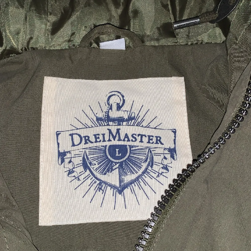 En Dreimaster jacka från zalando av den lite längre modellen i stlk L . Säljs då den inte används. Färgen är olivgrön och jackan passar till vår eller höst . Vid snabb affär kan gå ner i pris . . Jackor.