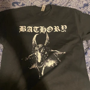 Bathory  - Snygg Bathory tröja   Aldrig använd 