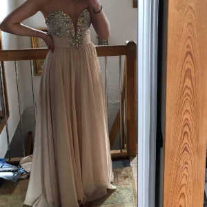 Balklänning - Balklänning!!! Jätte fint skick. Använd en gång i våras. Är 170 lång och är en xs! Köpt från en butik i gbg!