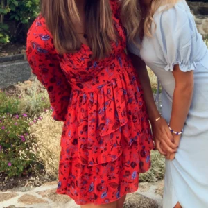 Sommarklänning - äljer denna då den är lite liten på mig samt kort, jag är ca 170 och brukar bära s/36. Skulle inte rekommendera denna om du har en större byst då det inte är någon stretch i den. Är i storleken xs, sann i storleken. Använd några gånger, mycket bra skick.