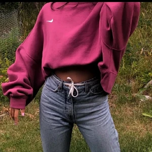 oversized nike tröja  - Superskön nike sweatshirt!  Denna är i Storlek L men jag brukar ha storlek S och tycker den sitter snyggt oversized. Något croppad! Ej använts mycket, nypris 600kr🥰