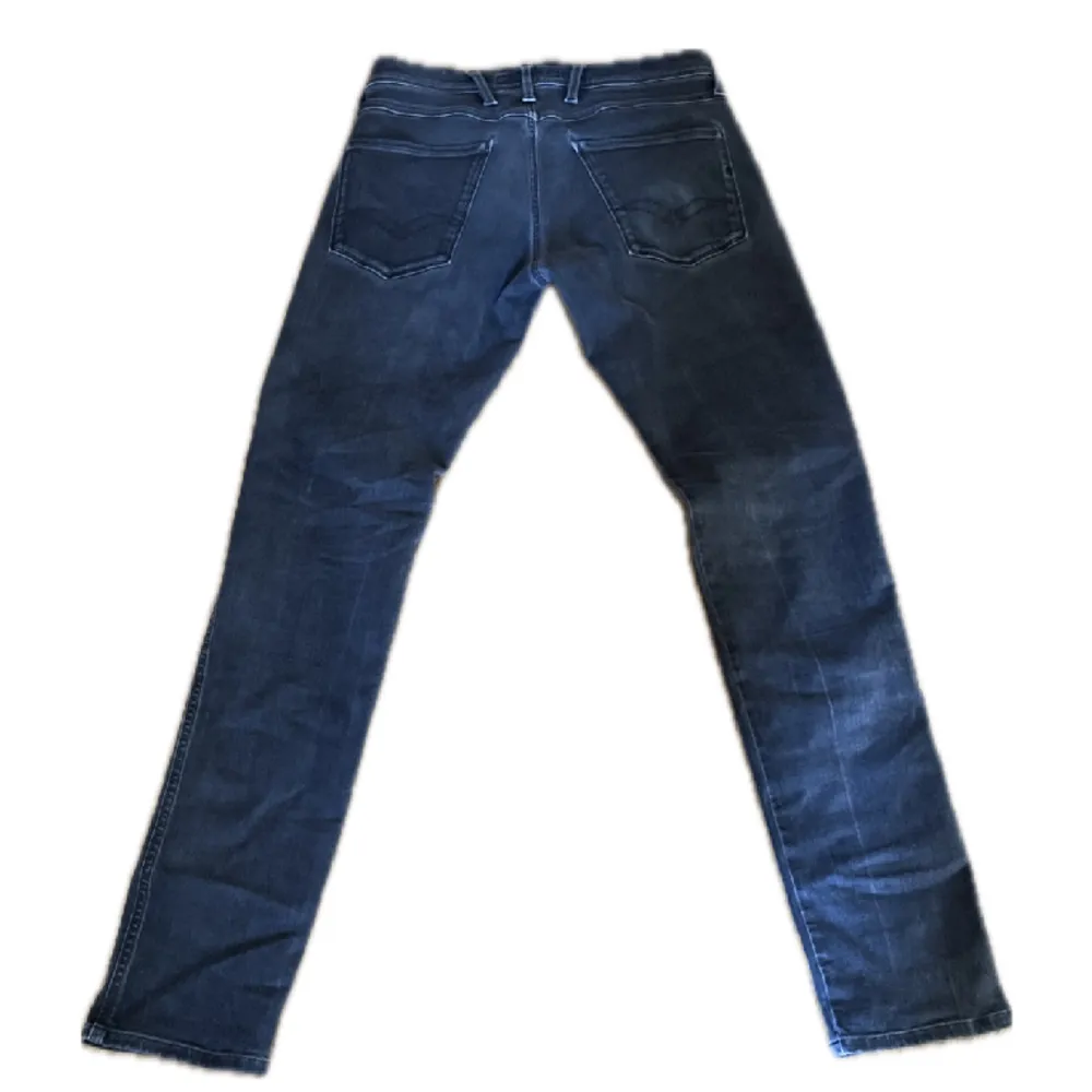 Säljer nu dessa fräscha Replay Anbass storlek 28/32. Färgen på jeansen är mörkgrå. Dessa jeans är i nyskick och det finns inga synliga defekter. Tveka inte om att ställa frågor!. Jeans & Byxor.
