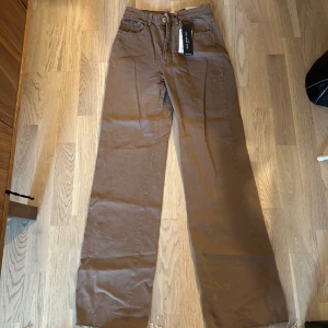 Bruna byxor  - Bruna jeans aldrig använda strl 34