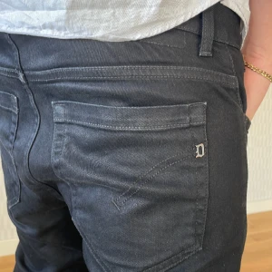 Dondup George jeans - Säljer mina feeta dondup jeans som är köpta på United fashion i Göteborg. Skicket är mycket bra och det finns inga defekter. Det är den populära modellen George. Modellen är 180
