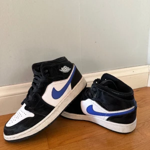 Air Jordan 1 mid - Ett par Air Jordan 1 mid i storlek 39. Använda några gånger men i väldigt bra sick. Köpte dessa nya för 2700kr. Säljer nu för att det inte kommer till användning.