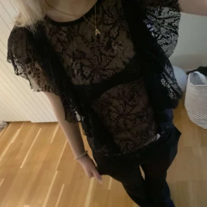 Fin spetstopp - Jättefin spetstopp i bra skick! Inga defekter💗 strl xs/s men passar säkert större☺️ kom gärna med prisförslag!! Köpare står för frakten. Kolla gärna mina andra annonser 💗💗