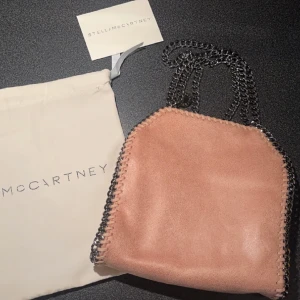 Stella McCartney väska - Säljer nu min Stella McCartney väska då jag vill köpa en ny. Köptes i våras här på plick! Dustbag och card medföljer! 