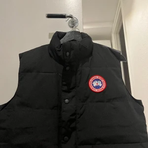 Canada goose väst - Säljer min canada goose väst skick 9/10,  Inga defekter, typ som ny, pris kan diskuteras 