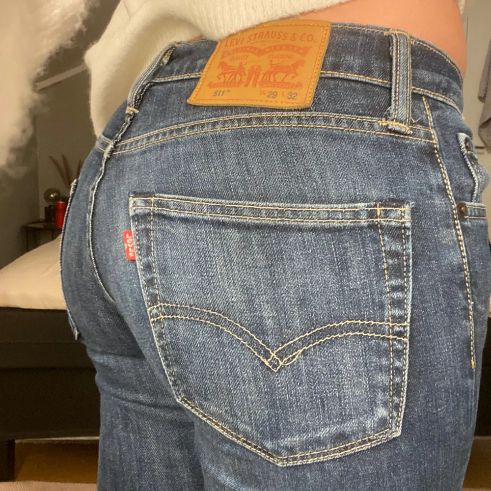 Säljer dessa lågmidjade Levis jeans. Dem har slits, bra skick. . Jeans & Byxor.
